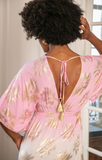 Langes Kleid mit goldenem Muster, offenem Rücken und Fledermausärmeln