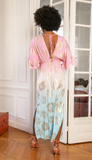 Langes Kleid mit goldenem Muster, offenem Rücken und Fledermausärmeln