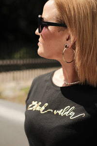 Damen T-Shirt „Blackwälder Gold“ – Schwarzwälder Understatement in Bestform